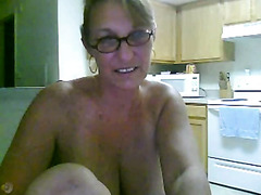 Mature lady masturbates on webcam
